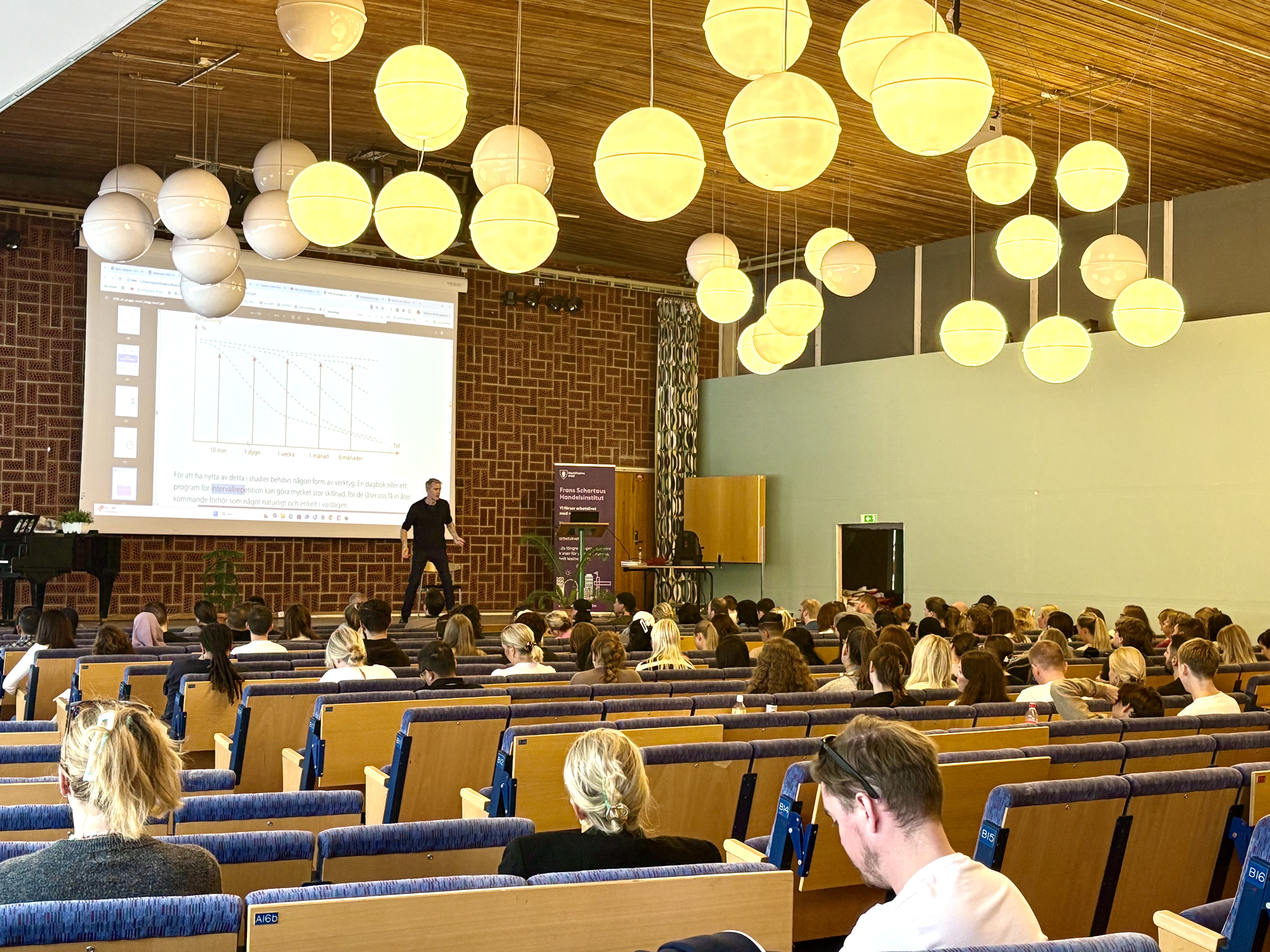 Björn Liljeqvist föreläser i en aula med publik